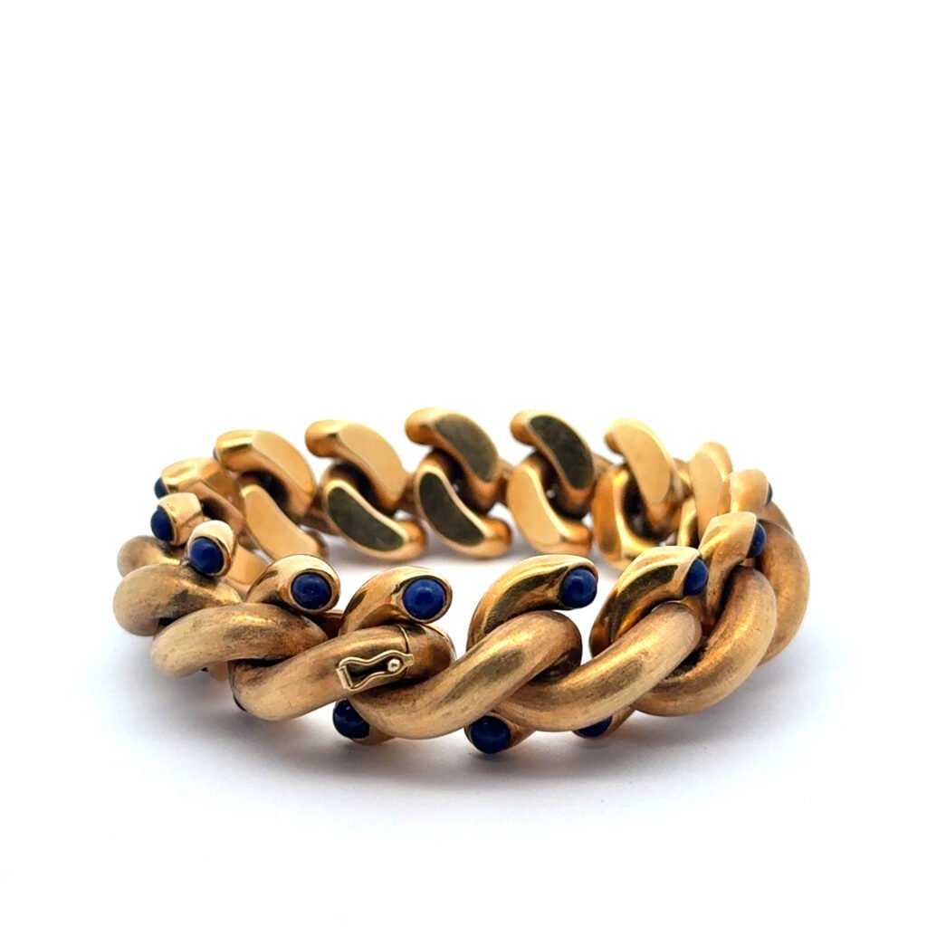 Hermosa pulsera Italiana maciza realizada en oro 18k. Esta engarzada con Lapislázuli y producida totalmente a mano por un orfebre en Italia con una calidad excepcional.